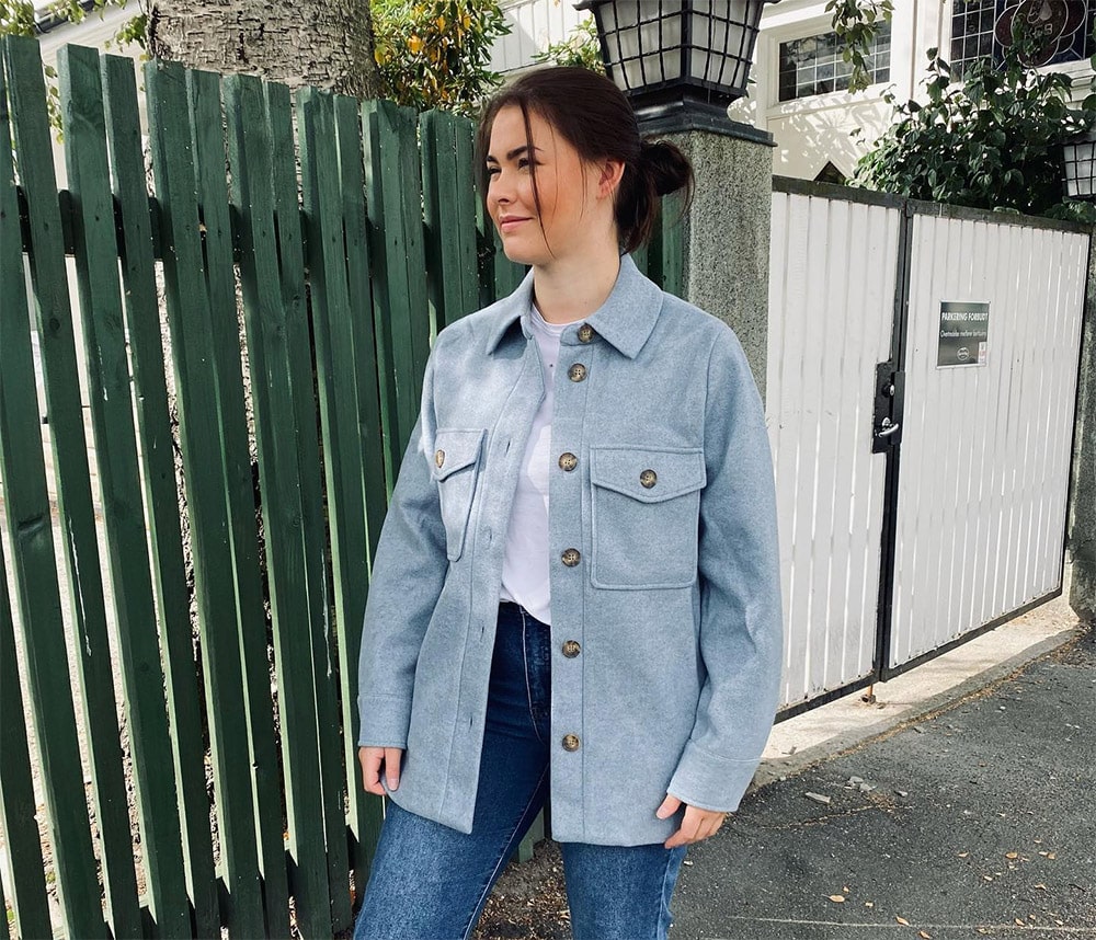 Kvinne med en moteriktig og fin jakke